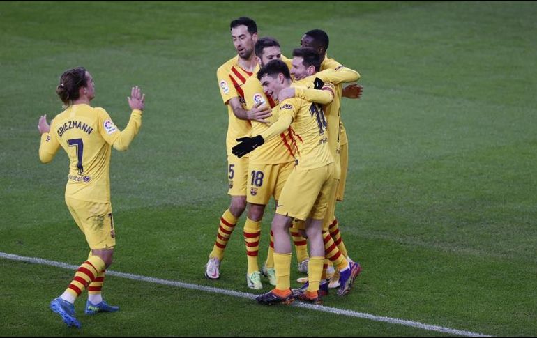 Lionel Messi celebra con sus compañeros el segundo gol contra el Athletic de Bilbao, en partido disputado este miércoles en San Mamés. EFE/L. Tejido