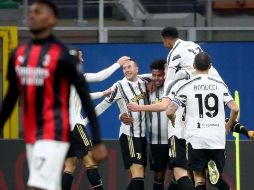 El estadounidense Weston McKennie celebra con sus compañeros su gol anotado en el encuentro. EFE/M. Bazzi
