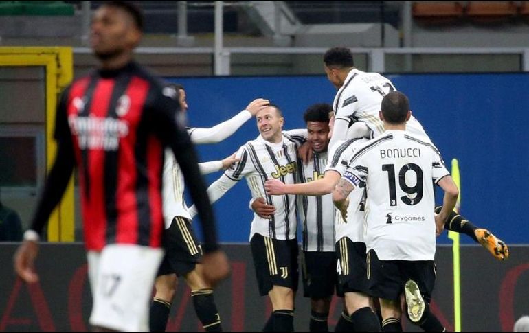 El estadounidense Weston McKennie celebra con sus compañeros su gol anotado en el encuentro. EFE/M. Bazzi