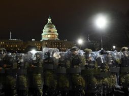 Integrantes de la Guardia Nacional se desplegaron para despejar el Capitolio en Washington DC. AFP/B. Smialowski