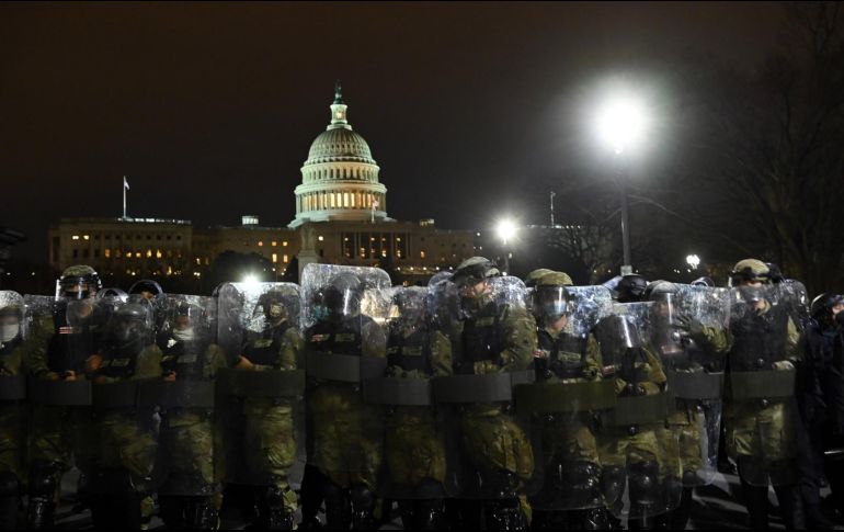 Integrantes de la Guardia Nacional se desplegaron para despejar el Capitolio en Washington DC. AFP/B. Smialowski