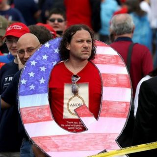 Asalto al Capitolio | Qué es QAnon, el grupo cuyos miembros participaron en la irrupción al Congreso de EE.UU. (y cómo se replica en América Latina)