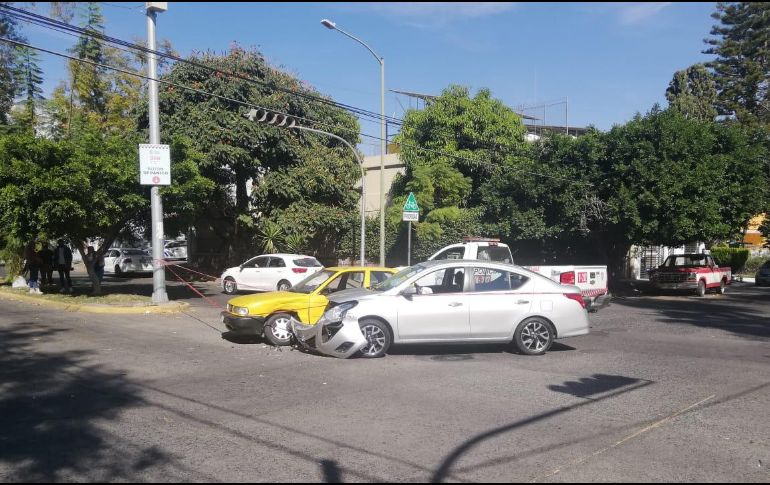 El percance se registra en el cruce de las calles Luis Pérez Verdía y Herrera y Cairo, en Guadalajara. ESPECIAL