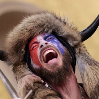 El hombre con cuernos y otros asaltantes del Capitolio identificados