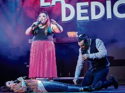 El show “Stand encerrados” es protagonizado por Michelle Rodríguez (de falda rosa), Ricardo Margaleff y Verónica Toussaint (recostada). ESPECIAL
