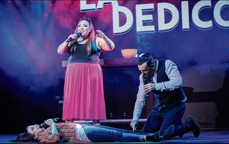 El show “Stand encerrados” es protagonizado por Michelle Rodríguez (de falda rosa), Ricardo Margaleff y Verónica Toussaint (recostada). ESPECIAL