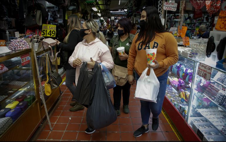 Comerciantes del mercado Libertad dijeron que no se les ha comentado nada desde 2019, por lo que siguen usando bolsas para entregar sus productos. EL INFORMADOR/F. Atilano