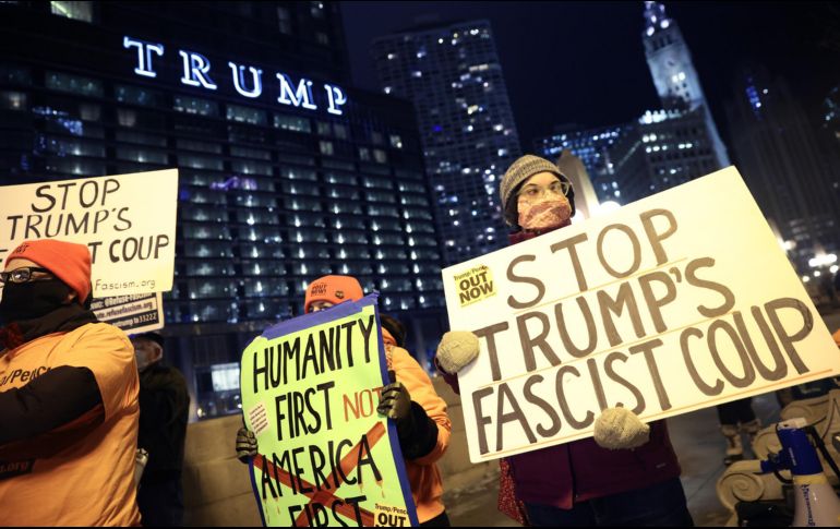 Un día después de que los simpatizantes del presidente tomaran el Congreso de EU, grupos en contra protestaron frente a la Torre Trump de Chicago. AFP/S. Olson