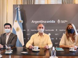 Hugo López-Gatell viajó a Argentina para conocer la experiencia en la aplicación de la vacuna rusa y ver la posibilidad de aplicarla en México. TWITTER / @HLGatell