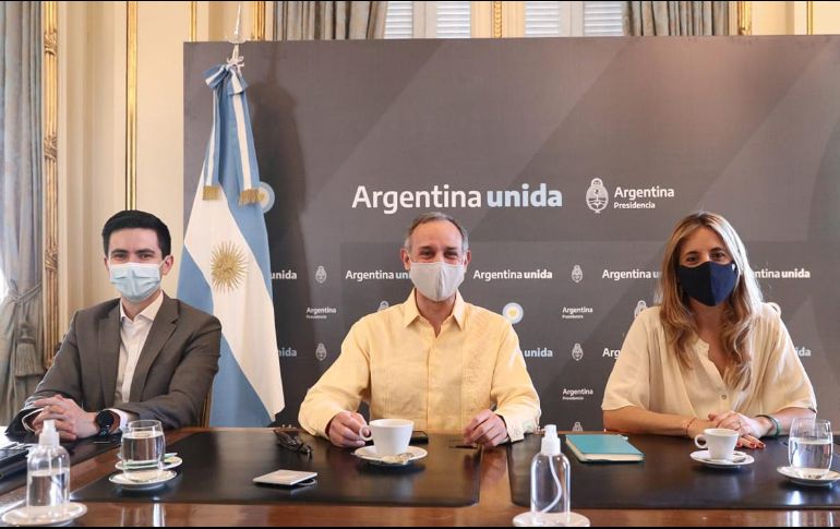 Hugo López-Gatell viajó a Argentina para conocer la experiencia en la aplicación de la vacuna rusa y ver la posibilidad de aplicarla en México. TWITTER / @HLGatell