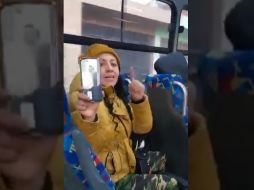 En las imágenes se observa cómo una pasajera, que se identificó como trabajadora de un hospital, le pide a #Ladymevale que use cubrebocas, en medio de la pandemia. TWITTER