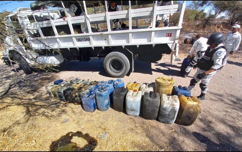Elementos federales localizan en una camioneta 30 bidones de diferentes tamaños. ESPECIAL / FGR