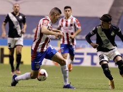 Ómar Fernández (d), de Puebla, disputa el balón con Alan Torres (i), de Chivas, durante el encuentro. EFE/H. Ríos