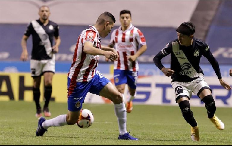 Ómar Fernández (d), de Puebla, disputa el balón con Alan Torres (i), de Chivas, durante el encuentro. EFE/H. Ríos