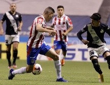 Ómar Fernández (d), de Puebla, disputa el balón con Alan Torres (i), de Chivas, durante el encuentro. EFE/H. Ríos