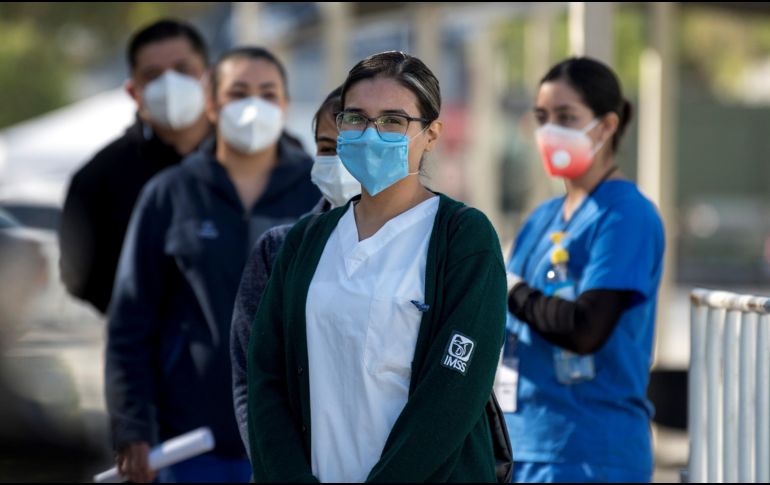 Enfermeras del Hospital Militar Regional de Especialidades, en Monterrey, se forman para la vacunación. EFE/M. Sierra