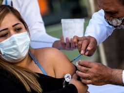 Los primeros en recibir la vacuna serán los trabajadores de la salud que atienden a pacientes con COVID-19. EFE/M. Sierra
