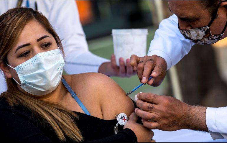 Los primeros en recibir la vacuna serán los trabajadores de la salud que atienden a pacientes con COVID-19. EFE/M. Sierra