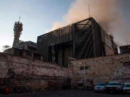 En total van poco más de 24 personas rescatadas del edificio que registró la madrugada de sábado incendio en la parte baja y seis niveles. AFP / C. Cruz