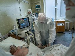 También se registraron 800 mil nuevos contagios, una de las cifras diarias más altas en más de un año de crisis sanitaria, y que deja el total global en 87.5 millones. AP / E. Maloletka