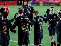 Jugadores del FC Barcelona celebran el cuarto gol ante el Granada, durante el partido disputado en el estadio Nuevo los Cármenes. EFE/M. Molina