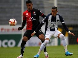 Anderson Santamaría (i), de Atlas, disputa el balón con Rogelio Funes Mori, (d) de Monterrey, durante el encuentro. EFE/F. Guasco