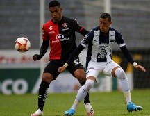 Anderson Santamaría (i), de Atlas, disputa el balón con Rogelio Funes Mori, (d) de Monterrey, durante el encuentro. EFE/F. Guasco