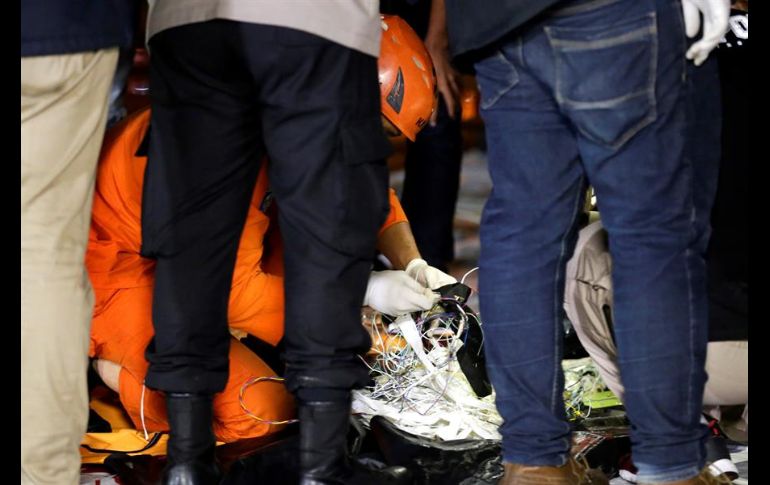 Hallan restos humanos tras accidente de avión en Indonesia