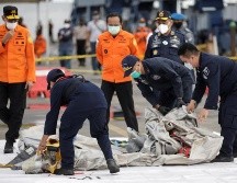 Una decena de embarcaciones, entre ellos cuatro buques de guerra, fueron desplegados en el área en una operación de búsqueda y rescate. EFE/M. Irham