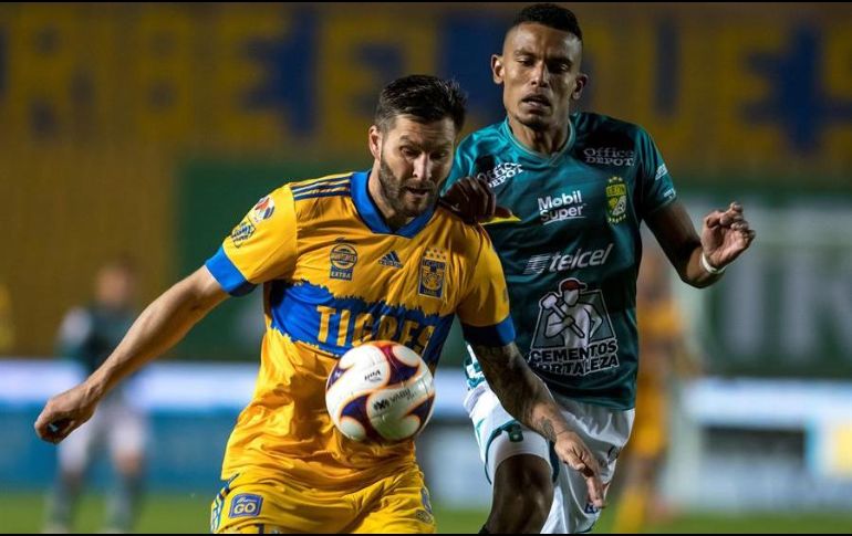 Andre Gignac (i), de Tigres, disputa el balón con William Tesillo. EFE/M. Sierra