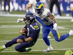 ASEDIADO. La defensiva de los Rams capturó en cinco ocasiones a Russell Wilson, siendo clave en el resultado. AP