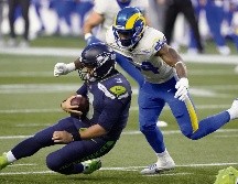ASEDIADO. La defensiva de los Rams capturó en cinco ocasiones a Russell Wilson, siendo clave en el resultado. AP