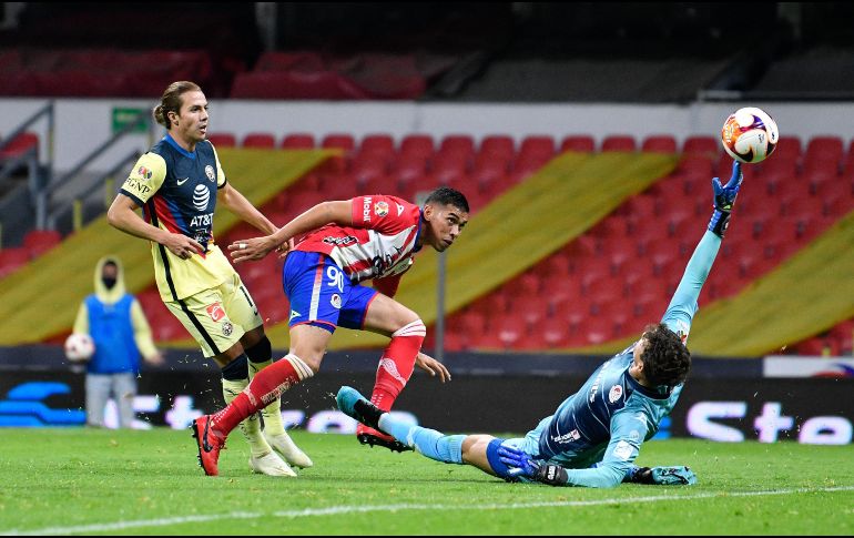 GOLAZO DE CÓRDOVA. Con un toque de zurda educada el volante de las Águilas (al fondo) doblegó al portero sanluisino para darle los tres puntos a los de Coapa. IMAGO7