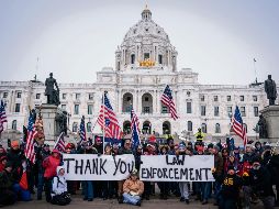 FUERZAS DEL ORDEN. Algunas personas agradecieron el actuar de las autoridades en el asalto al edificio sede de las dos cámaras del Congreso de los EU. AP