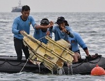 Buzos indonesios levantan hoy un trozo del avión Boeing localizado en el mar, cerca de la isla Lancang. AFP/A. Berry