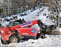Maquinaria se utiliza hoy para remover la nieve en Madrid. AFP/G. Bouys