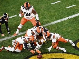 CLAVE. La primera jugada del duelo. Los Browns ganan un juego de Playoffs de visita por primera vez desde 1969. AFP • J. Sargent