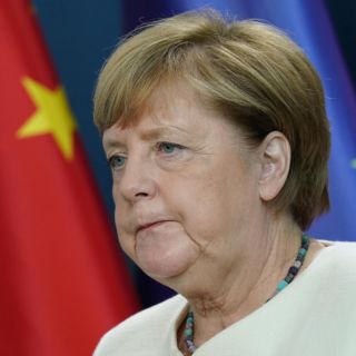 Merkel ve "problemática" la suspensión de Trump en Facebook y Twitter
