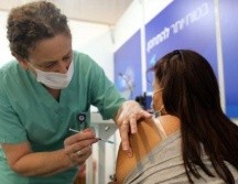 La vacunación contra el coronavirus solo ha empezado en algunos países y no todos van al mismo ritmo. EPA