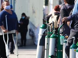 Familiares de enfermos de COVID-19 han lidiado para conseguir tanques de oxígeno debido al alza de casos. EFE / ARCHIVO