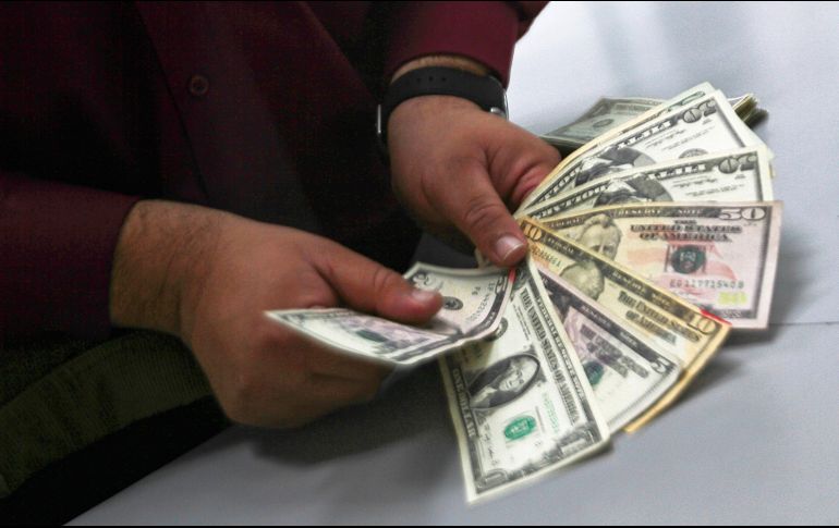 El dólar reporta su mayor precio en casi un mes, ante la incertidumbre relacionada con las restricciones por los contagios y la nueva cepa del COVID-19, así como el posible juicio de destitución de Trump, entre otros factores. NTX / ARCHIVO