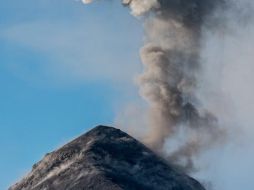 El volcán de Fuego lanza partículas de ceniza a varios poblados cercanos. TWITTER@ConredGuatemala