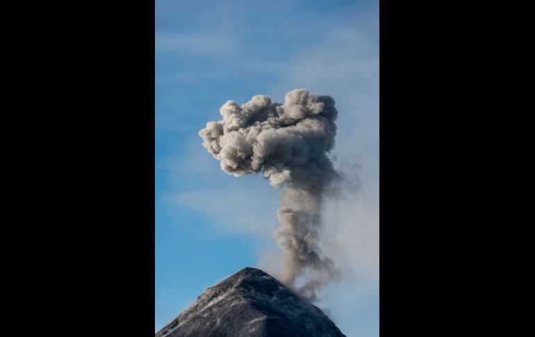 El volcán de Fuego lanza partículas de ceniza a varios poblados cercanos. TWITTER@ConredGuatemala