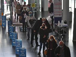 Personas hacen fila para vacunarse contra el COVID-19 en un centro en  Birmingham, Inglaterra. EFE/EPA/J. King