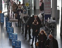 Personas hacen fila para vacunarse contra el COVID-19 en un centro en  Birmingham, Inglaterra. EFE/EPA/J. King
