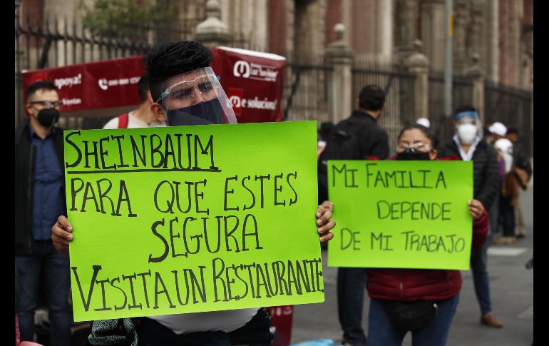 Dueños y trabajadores de restaurantes se manifestaron hoy en el Zócalo en Ciudad de México. EFE/J. Méndez