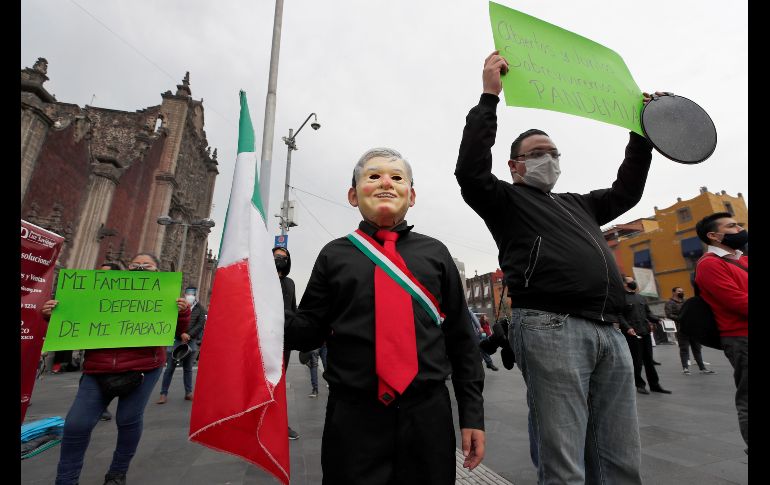 Dueños y trabajadores de restaurantes se manifestaron hoy en el Zócalo en Ciudad de México. EFE/J. Méndez