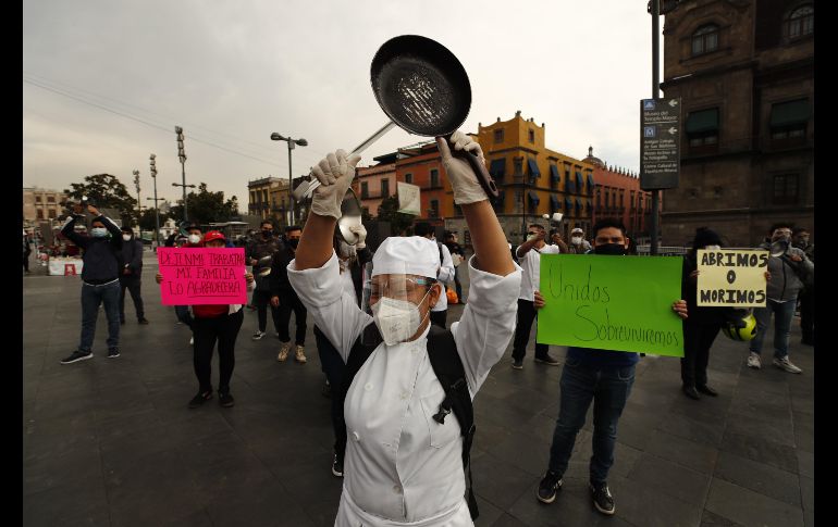 Dueños y trabajadores de restaurantes se manifestaron hoy en el Zócalo en Ciudad de México. EFE/J. Méndez
