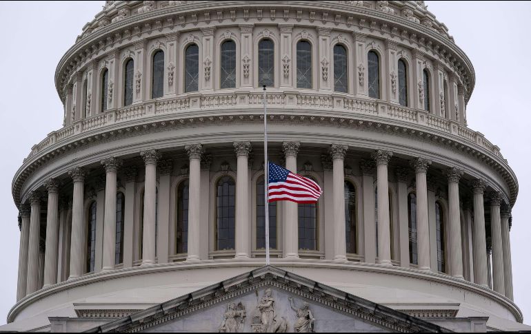 Legisladores demócratas acusa a Trump al alentar la insurrección de sus seguidores para asaltar el Capitolio en Washington. La bandera del recinto luce a media asta por la muerte de dos policías del Capitolio. AFP/S. Reynolds