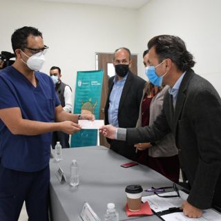 Coronavirus en Jalisco: Entrega Zapopan bono a personal de servicios médicos